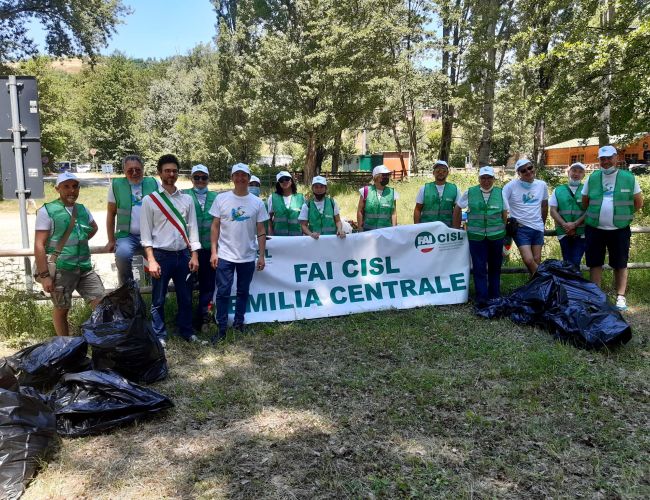 Ambiente: delegati Fai Cisl raccolgono un quintale di rifiuti a parco fluviale Marano