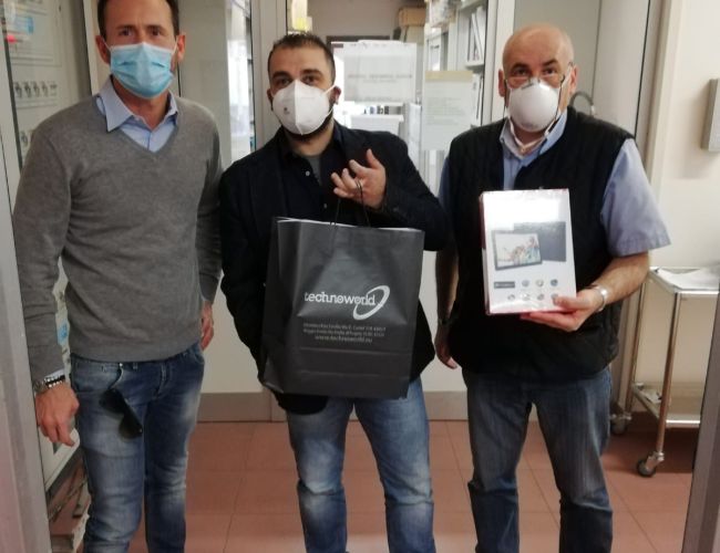 ‘Distanti ma connessi’: la Cisl consegna consegna all’Ausl i primi tablet, frutto della solidarietà