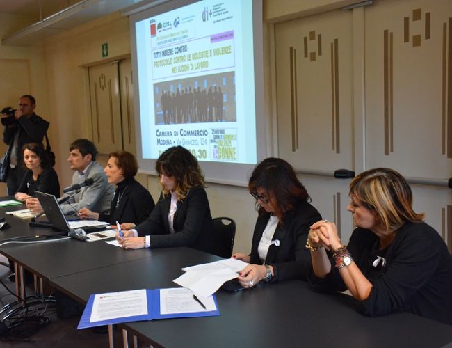 Giornata mondiale violenza donne: firmato a Modena protocollo “Tutti insieme contro”