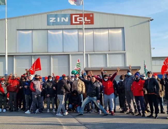 Sciopero alla Zincol S. Felice: niente premio in busta paga