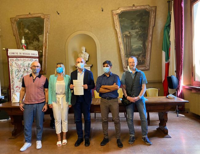 Reggio Emilia città amica dei rider: firmato protocollo sindacati-Comune