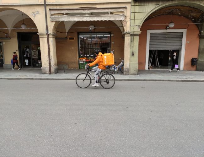 Cgil Cisl Uil soddisfatte per ritiro licenziamento rider modenese: «Ora anche i Comuni facciano la loro parte»