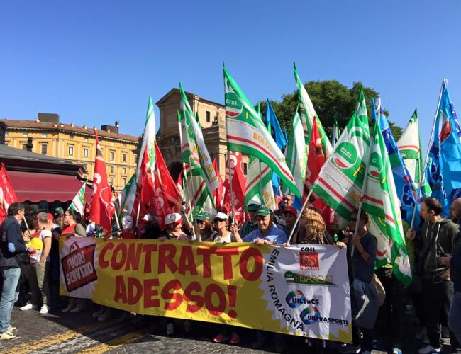 Commercio oggi lo sciopero e la manifestazione a Bologna