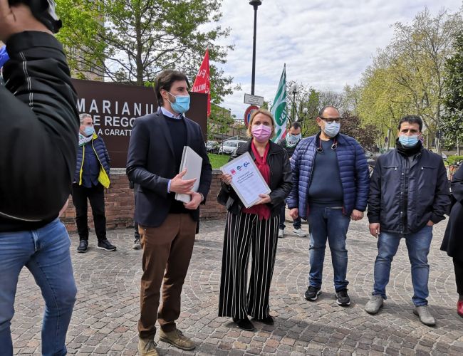 Taglio del salario accessorio ai dipendenti della sanità: oltre 2500 firme al direttore generale Marchesi e al presidente della Provincia Zanni