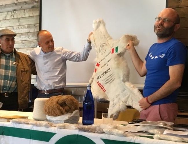 Gli alpaqueros del Perù in visita alla latteria San Pietro per imparare i segreti del Parmigiano Reggiano. Grazie a Iscos e alla Cisl Emilia Centrale