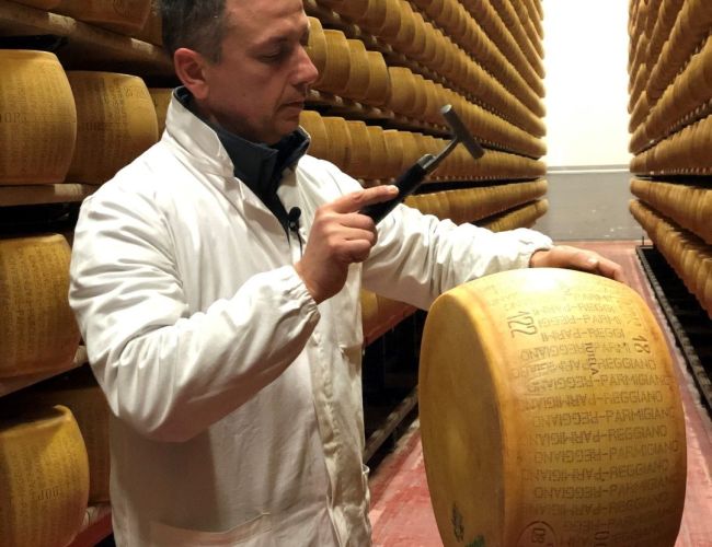 Con l’orecchio fa il mestiere più bello del mondo e batte il Parmigiano Reggiano. Ecco perché serve anche il sindacato