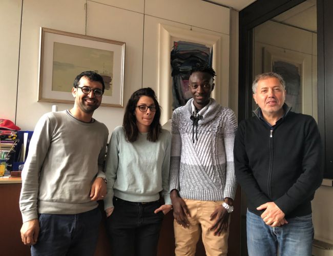 Arhuna: giovane africano aspirante reggiano. E sulle braccia i segni di quel viaggio. Storie di migrazione