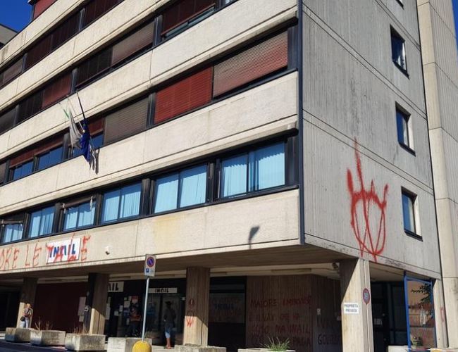 Scritte no vax sede Inail Modena: solidarietà Cisl ai lavoratori