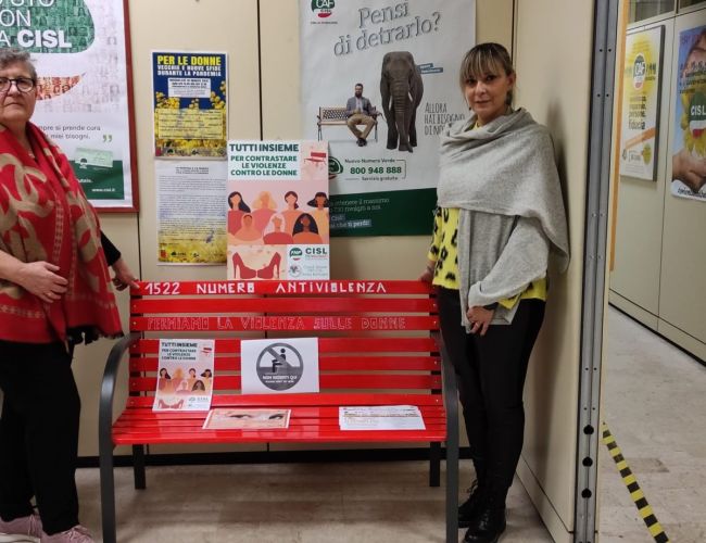 Violenza sulle donne: una panchina rossa all’ingresso della sede Cisl di Modena