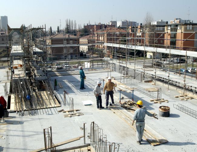 Edilizia, Filca: «Troppo caldo, le aziende chiedano la cassa integrazione»