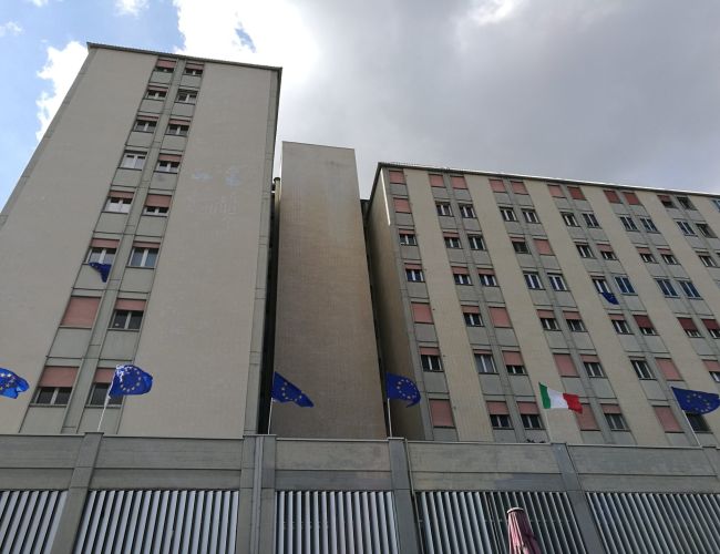 Domani – S. Benedetto – bandiere Ue alle finestre del Palazzo Europa a Modena