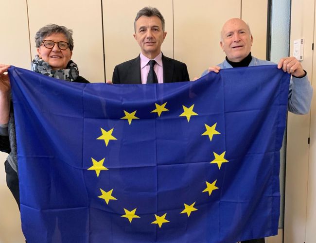 Pensionati Cisl regalano la bandiera Ue: «Simbolo di pace e prosperità»