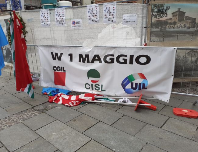 Mirandola: atto vandalico contro le bandiere sindacali