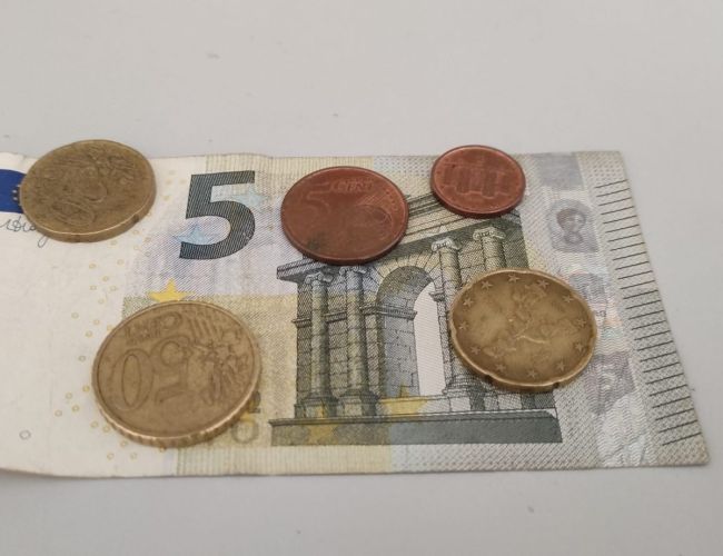Banche: in alto interessi su prestiti, ancora vicini a zero interessi su conti correnti